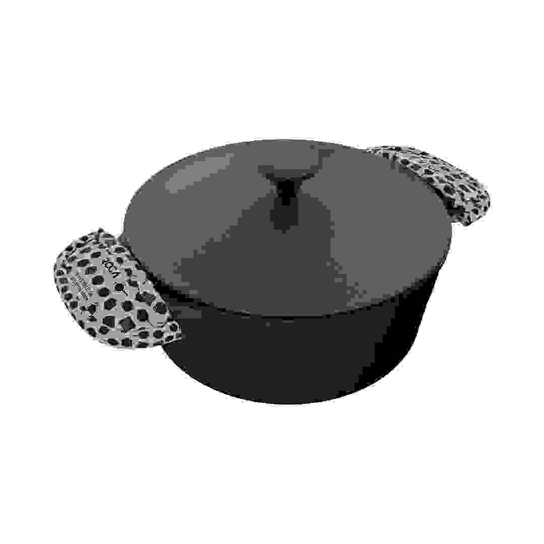 Roca Europa 24cm cast iron Dutch oven with lid and patterned cotton handle sleeves.