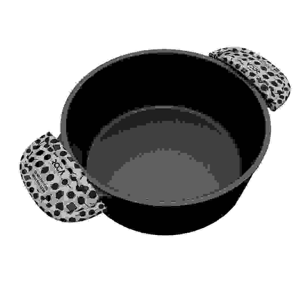 Roca Europa 24cm cast iron Dutch oven with patterned cotton handle sleeves on a white background.