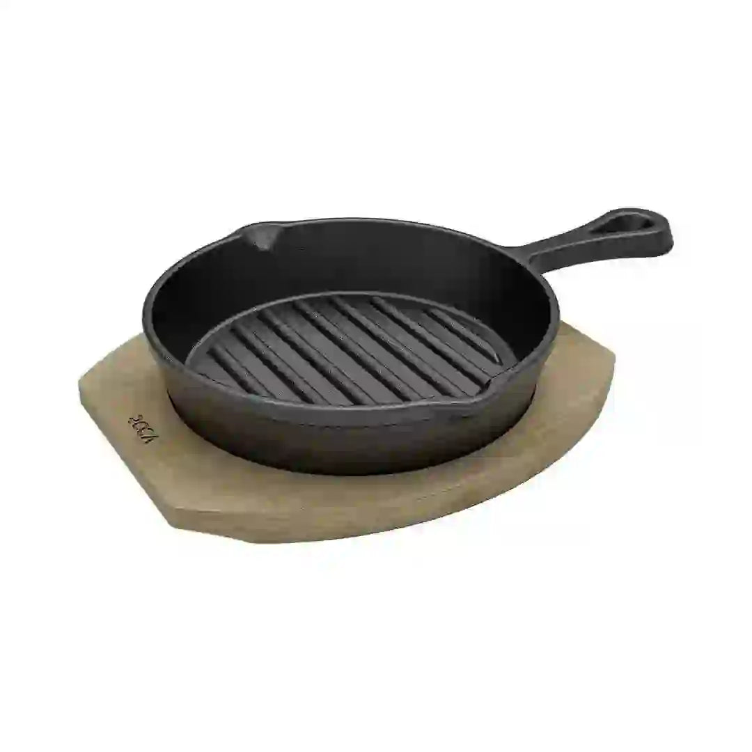 Roca Atlas 12.5cm pre-seasoned cast iron grill pan with a light wood serving tray.