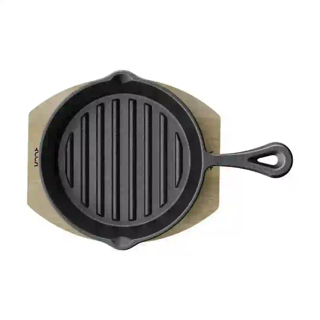 Top view of a 12.5cm pre-seasoned cast iron grill pan with a wooden tray.